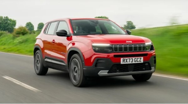 Плюсове: Очарователен и стилен, електромобилът предлага приличен пробег, страхотен за шофиране в града

Минуси: Минимално място за краката отзад, евтин интериор, електрическият модел има бавно ускорение

Jeep Avenger е компактен по размер и има задвижване на две колела, но въпреки това успява да оправдае емблемата си. Доста малък, дори по стандартите на малкия SUV, но вътре все пак се усеща просторно. Превозването на по-високи пътници отпред ще ограничи избора кой може да пътува отзад, но за двама възрастни и две деца е нормален.

Тези, които трябва да превозват детско столче, могат да намерят ISOFIX точки както отпред, така и отзад, но малките отвори на вратите на Avenger правят монтирането малко сложно.

Марката е символ на здравина, а интериорът на Avenger следва този дух много стриктно. Навсякъде има квадратни ръбове, масивни форми и издръжлива пластмаса, като всичко е съчетано по много як начин.  Изобилието от истински бутони също е добре дошло. Твърде очевидно е, че това не е луксозен автомобил, но пък си има готини решения. 

Може би най-важното за всички бъдещи собственици е, че Avenger предлага известни офроуд възможности. Нищо че е автомобил изключително с предно предаване. Можете да избирате между режими на шофиране Mud, Sand и Snow, а система за спускане по наклон също е стандартно оборудвана. 
Avenger е компетентен в справянето с хлъзгав и неравен терен, но все пак е важно да се помни, че не е точно Wrangler. 

Ако се придържате към асфалта, Avenger е много лесен за маневриране по тесни улици благодарение на малкия си размер и отличната видимост. Ще отнеме известно време, за да достигнете скорости на магистралата, но  малкият Jeep е доста удобен и спокоен при дълги пътувания.